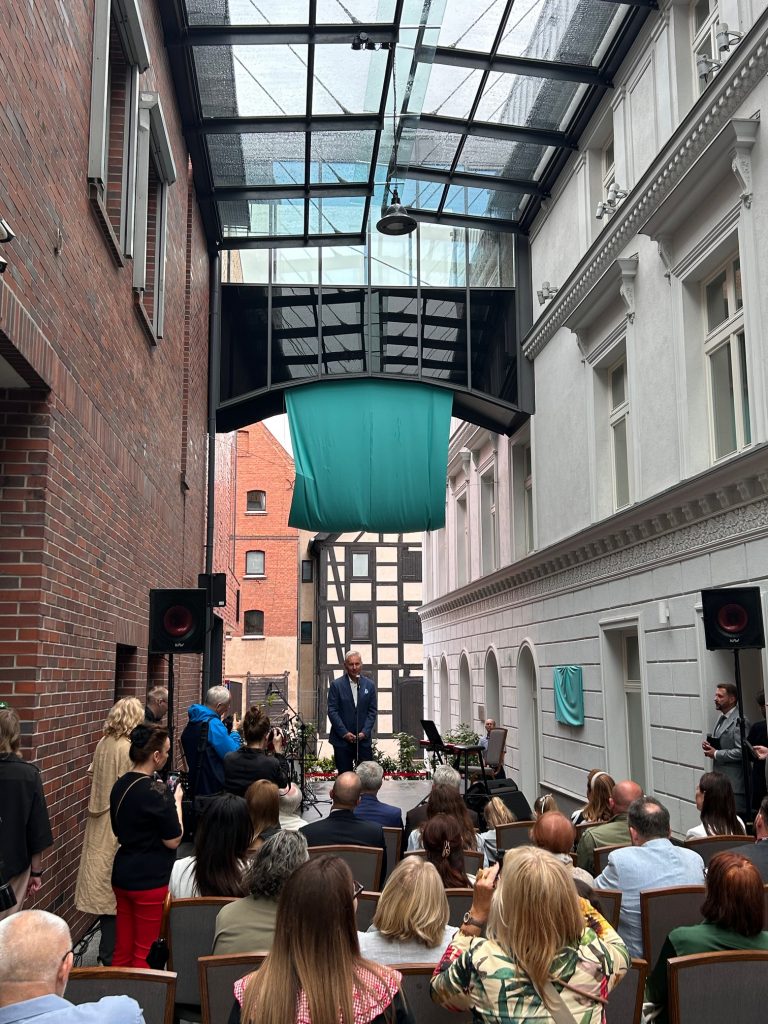 Odsłonięcie rzeźby "Wikliniarka" na ulicy Jatki w Bydgoszczy
