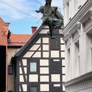 Rzeźba Wikliniarki na ulicy Jatki w Bydgoszczy